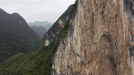 Hermoso-Paisaje-De-Valle-De-Montaña-Kárstica,-Vista-Aérea