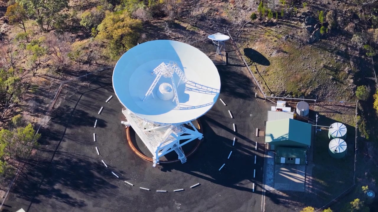 Korkealta otettu ilmakuva suuresta satelliittiantennista Siding Springin observatoriossa, Coonabarabranissa, Australiassa.