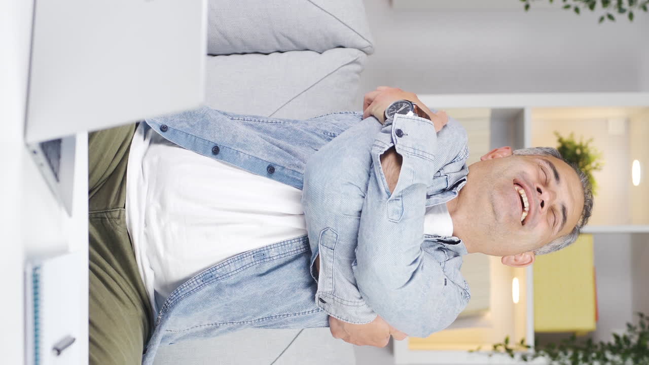 남자가 카메라를 안아주는 수직 비디오.