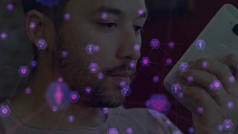 animación de una red de iconos digitales contra el primer plano de un hombre biracial hablando en un teléfono inteligente.
