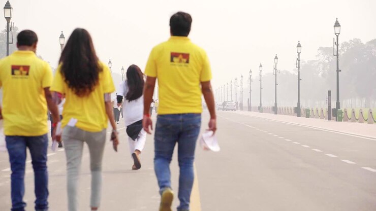 pueblo indio caminando y corriendo en medio de la contaminación.