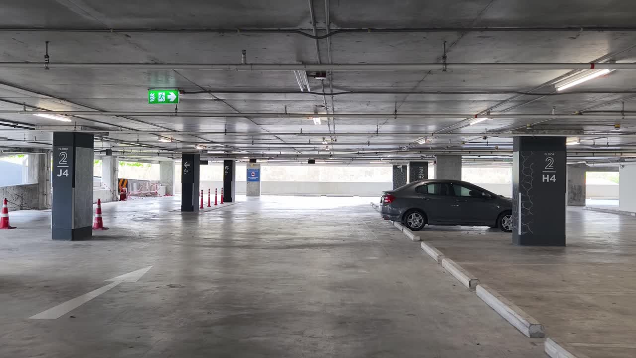 빈 지하 주차장