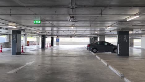 estacionamiento subterráneo vacío