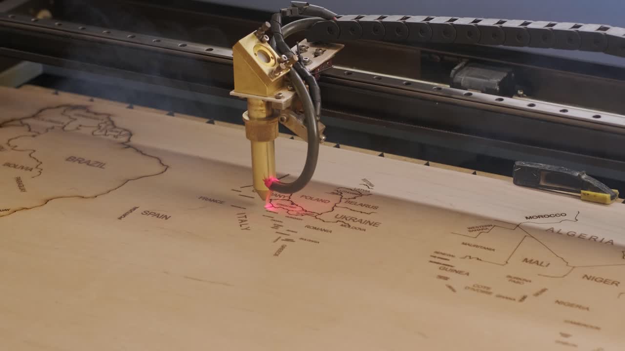 la máquina de corte por láser cnc corta tablas de madera y contrachapado