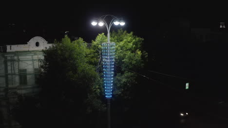 luz de la calle iluminada moderna por la noche