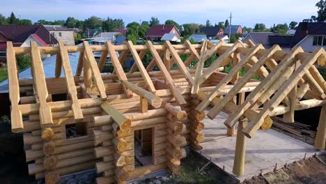 cabaña de madera en construcción