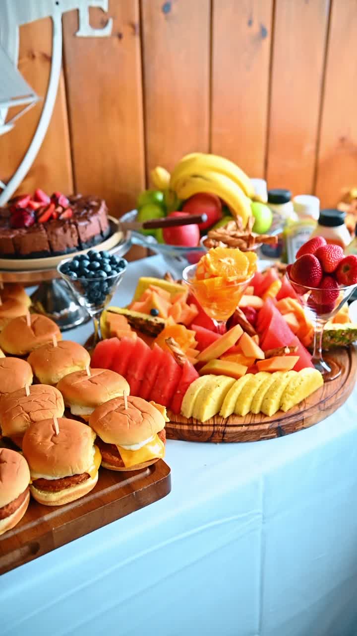Mini cheeseburger con stuzzicadenti su un tagliere di legno. File di piccoli hamburger di manzo con formaggio fuso su un tavolo da buffet.