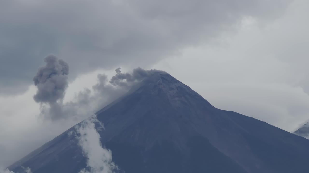 vista de cerca del volcán de fuego en guatemala, desde el aire