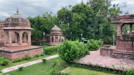 Historische-Indische-Cenotaphs-kuppelstrukturen-Im-Mandore-garten