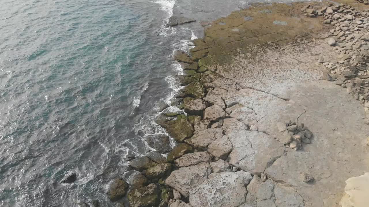 지와니의 오만 만 옆에 있는 금이 간 바위 해안선의 조감도