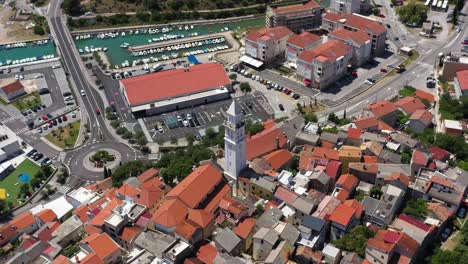 Vista-Aérea-De-La-Ciudad-Costera-Mediterránea-De-Crikvenica,-Istria,-Croacia---Disparo-De-Drones