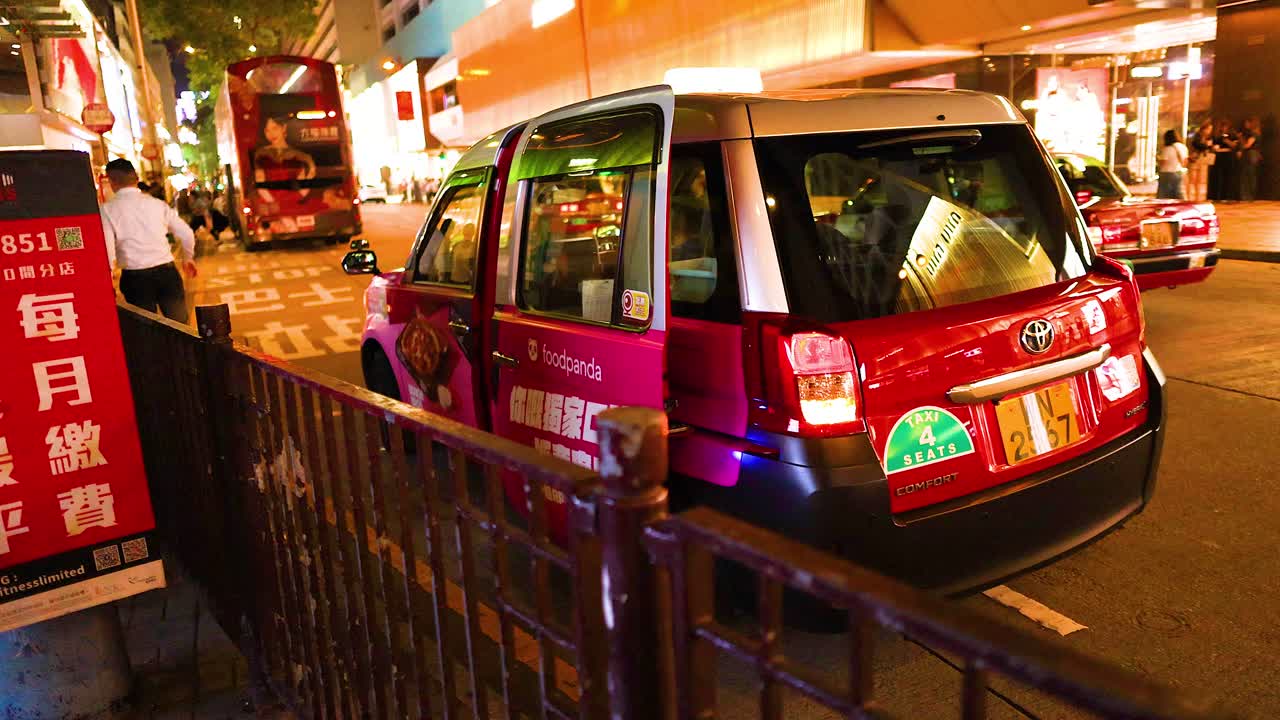 바쁜 홍콩 거리에서 택시를 타고 승객을 데리고