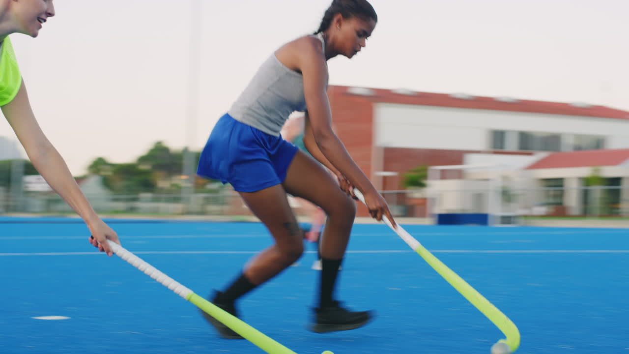 젊은 필드 하키 선수들의 다양한 팀이 뛰고 있습니다.