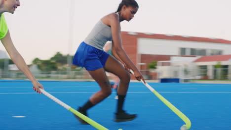 equipo diverso de jóvenes jugadores de hockey sobre césped jugando