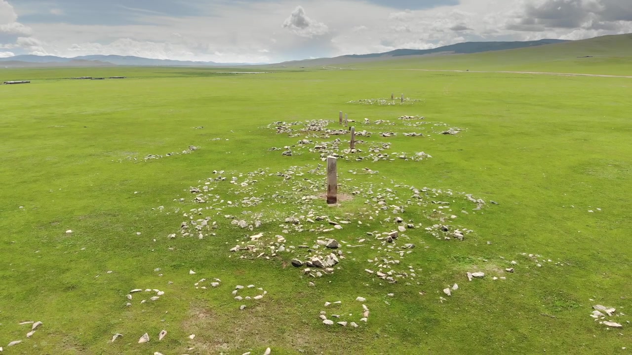 Antiche stele di pietra erette in una vasta steppa mongola verde