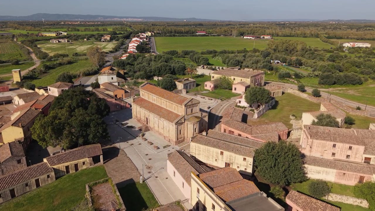 İtalya, Sardinya, Tratalias'taki Tarihi Romanesk Santa Maria di Monserrato Katedrali Kilisesi. Havadan Drone Çekimi.