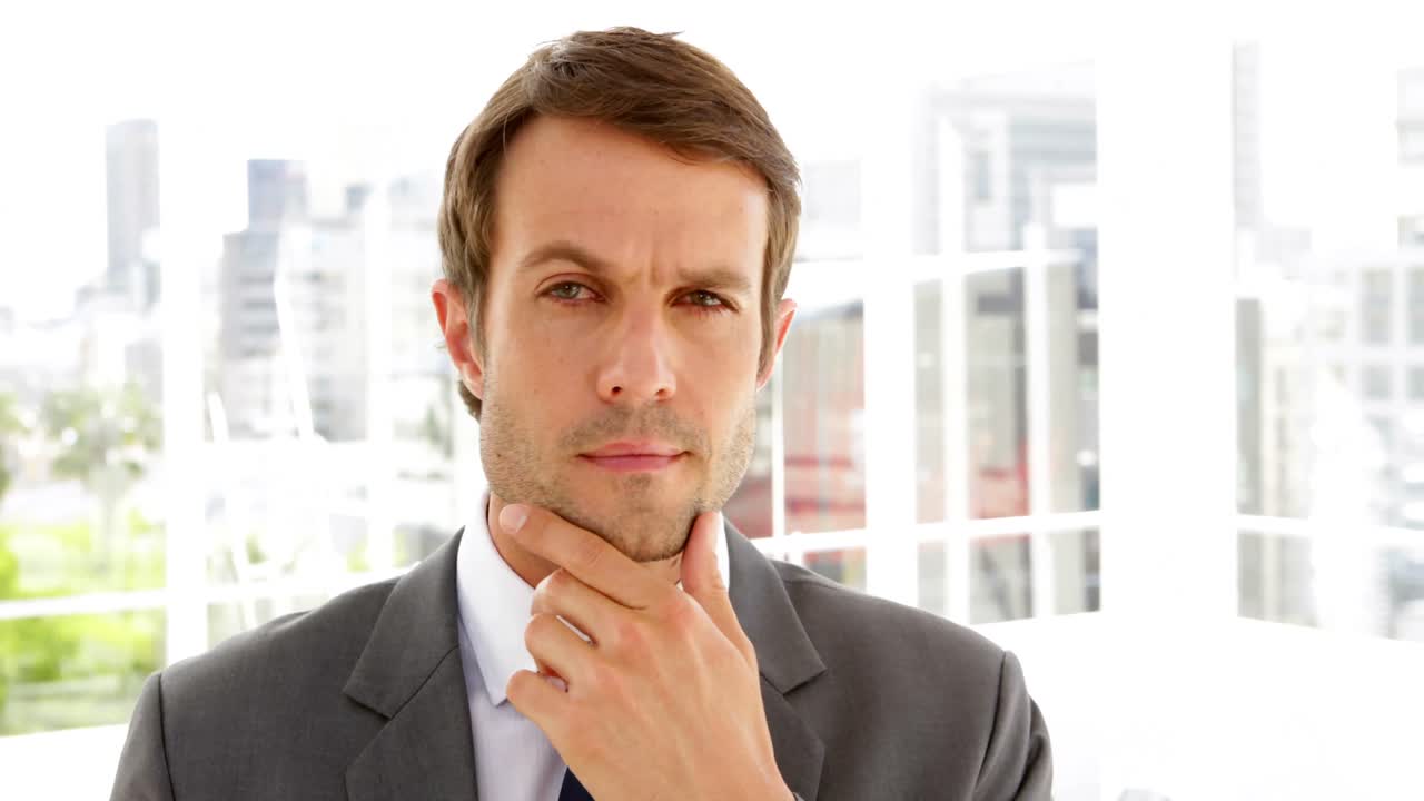 hombre de negocios pensando de pie