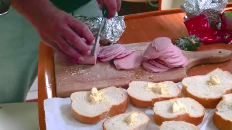 preparar el desayuno en un velero - pan con mantequilla y jamón en rodajas - cerrar