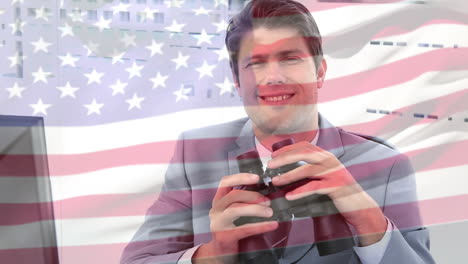 animación de un hombre de negocios caucásico con binoculares sobre la bandera de los estados unidos