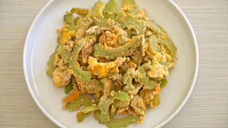 calabaza amarga salteada con huevo en el plato