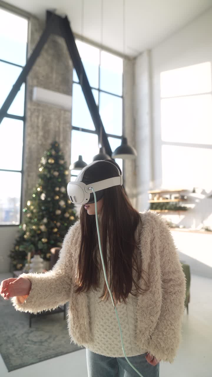 mujer usando auriculares vr en un hogar moderno durante la navidad