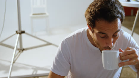 fotógrafo masculino tomando café 4k