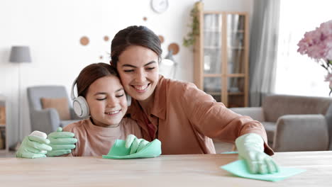 madre y hija haciendo la limpieza del apartamento