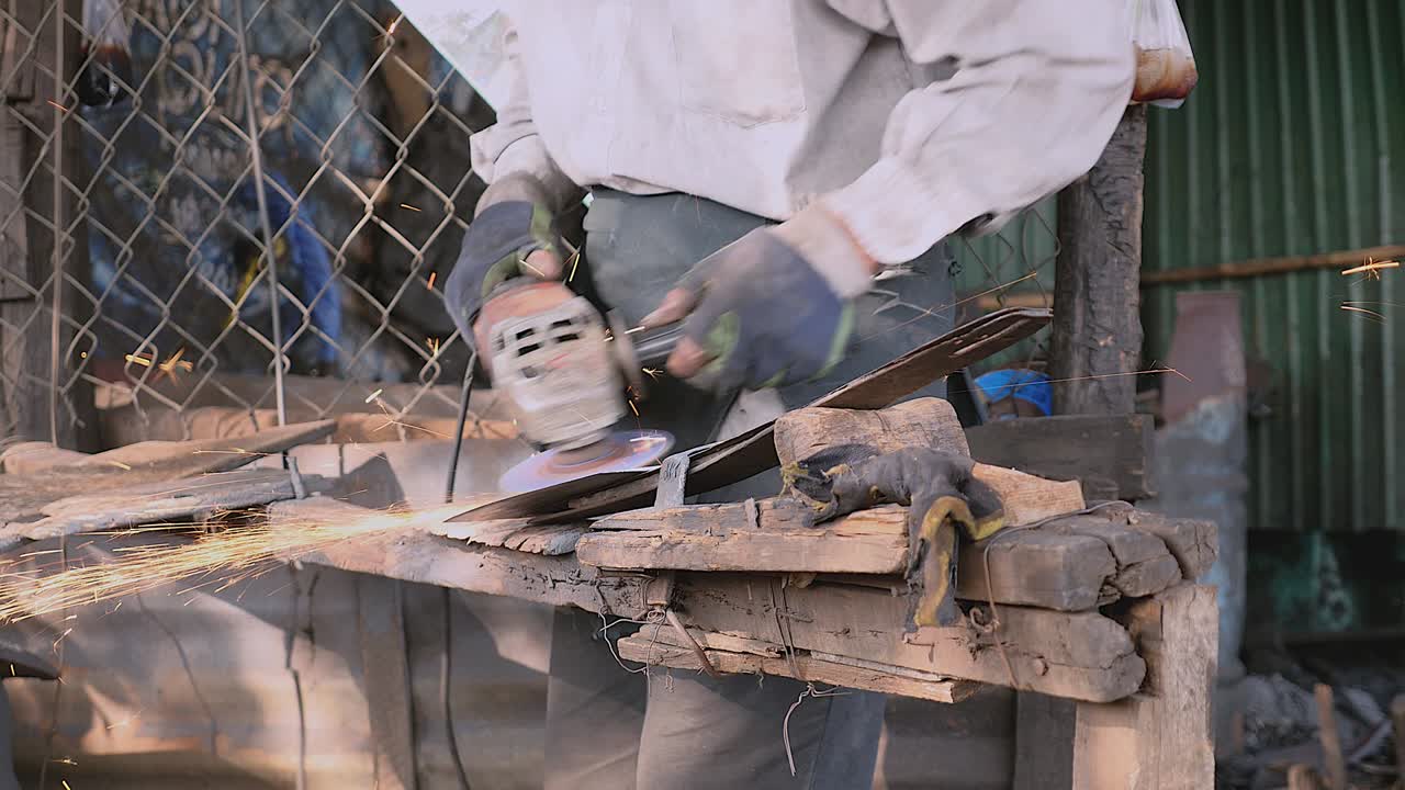 는 바로 넓은 칼날을 날카롭게 하는 노동자