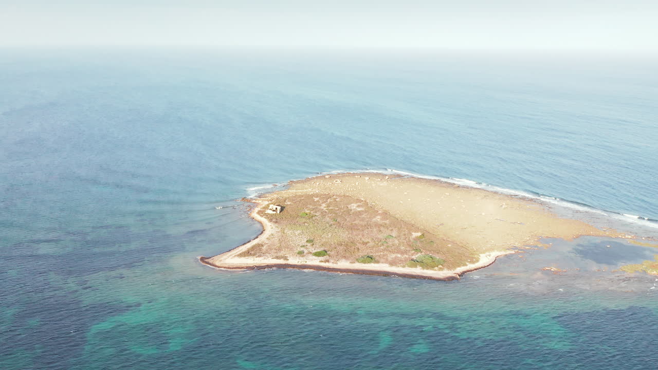 isola vendicari, rodeada de tranquilas aguas azules en verano en siracusa, italia