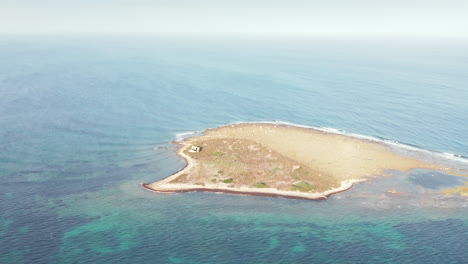 Isola-Vendicari,-Umgeben-Durch-Ruhiges-Blaues-Meerwasser-Im-Sommer-In-Syrakus,-Italien