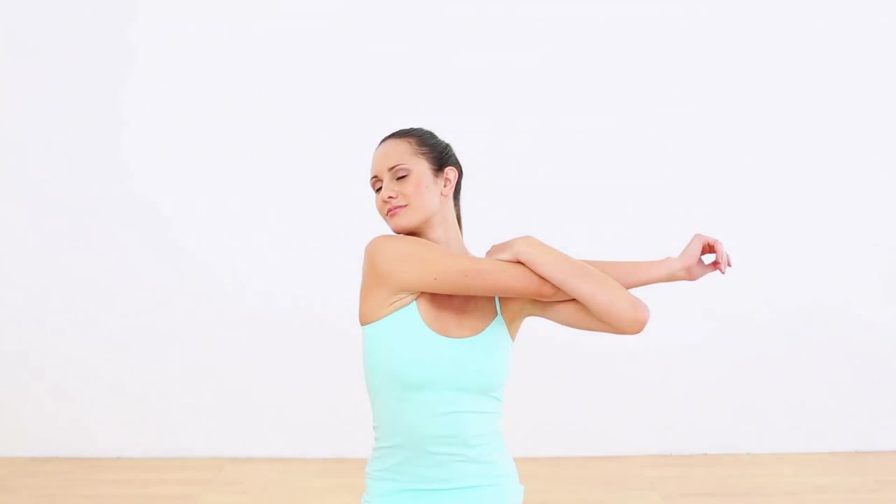 ⁇ 은 모델이 팔을 펴고 카메라에 미소를 짓고 있습니다.