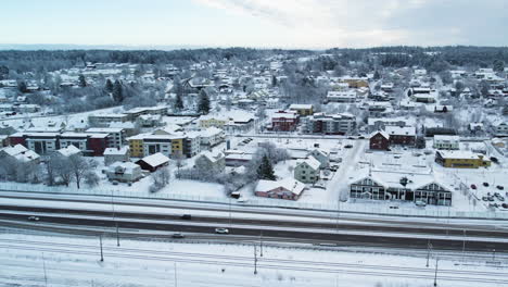 Vista-Aérea-De-La-Localidad-De-Alvangen-Y-La-Autopista-En-Invierno-En-El-Municipio-De-Ale,-Vastra-Gotaland,-Suecia