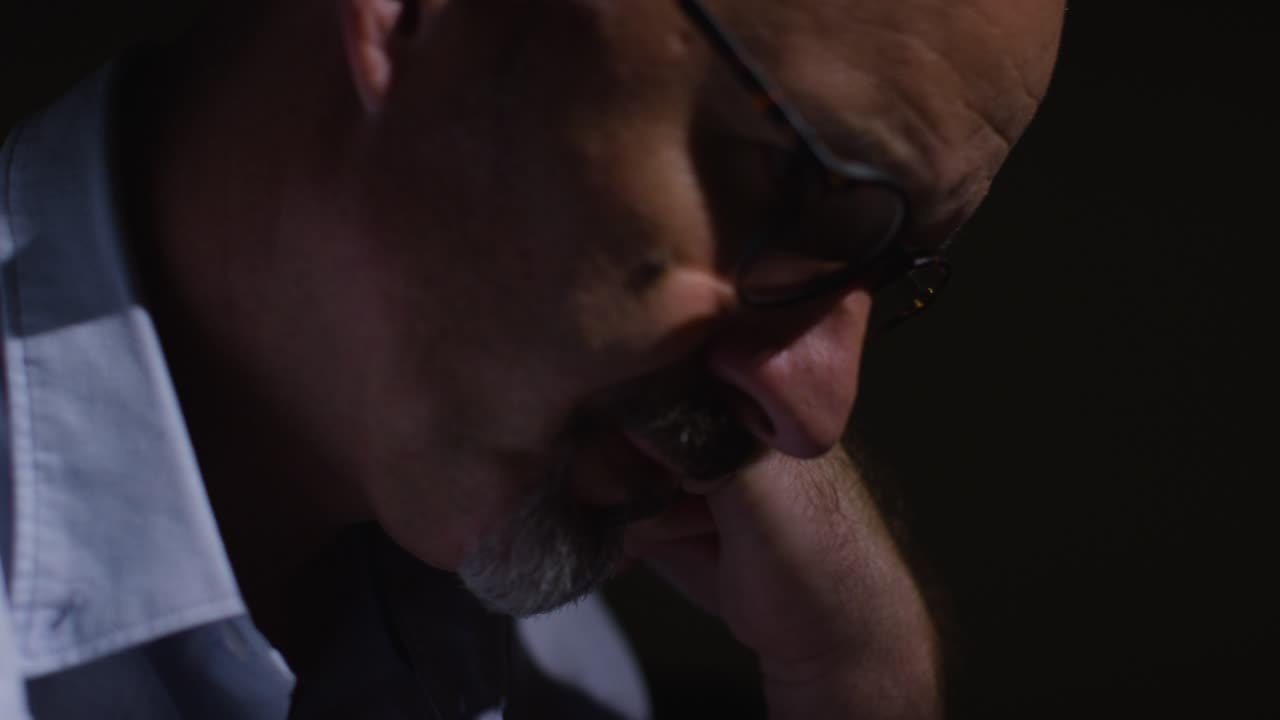 우울증에 걸린 성숙한 남자가 정신 건강에 어려움을 겪고 실시간으로 어 ⁇  속에서 낮은 조명 7으로 앉아 있습니다.