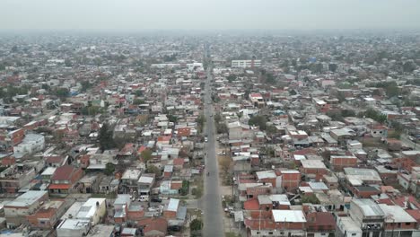 Vista-Aérea-Panorámica-De-Villa-Fiorito,-Barrios-Superpoblados-En-La-Capital-Argentina-Bajo-Un-Cielo-Nublado-Debido-Al-Cambio-Climático