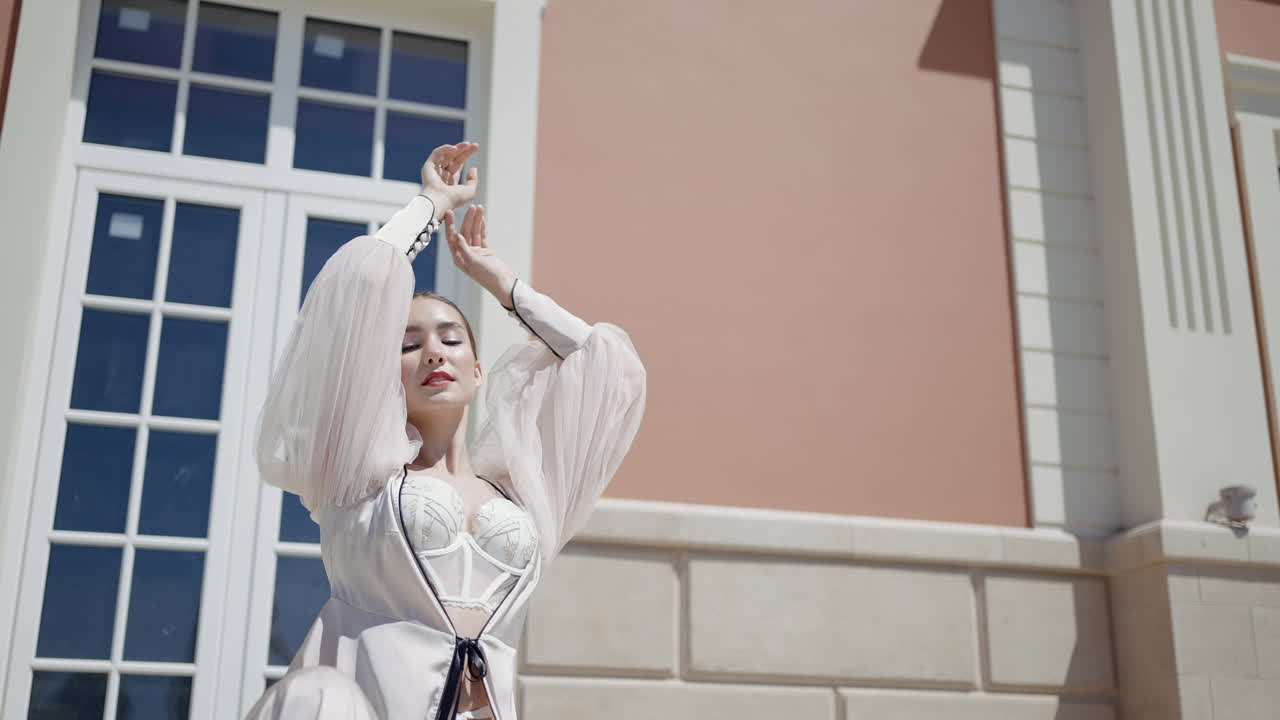 베이지색과 색 드레스를 입은 여성이 야외에서 포즈를 취하고 있습니다.