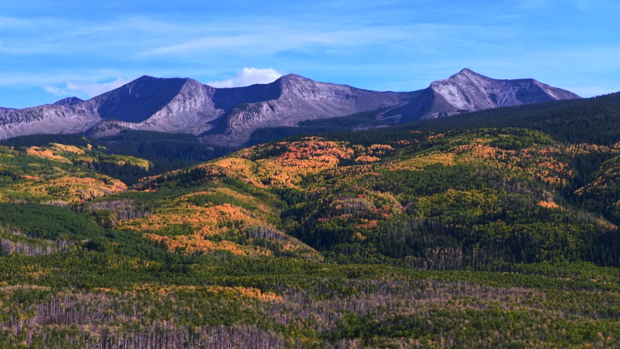East Beckwith Mountain Kebler Pass Crested Butte Colorado – zdjęcie lotnicze z drona w słoneczny jesienny dzień, błękitne niebo, kolorowe, złote osiki, Lost Lake Paonia Somerset Ruby Anthracite Trail, chmury, okrąg po prawej