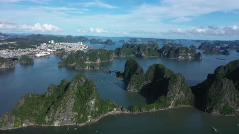 Vista-Aérea-De-La-Bahía-De-Ha-Long-Al-Amanecer,-Patrimonio-De-La-Unesco-Vietnam