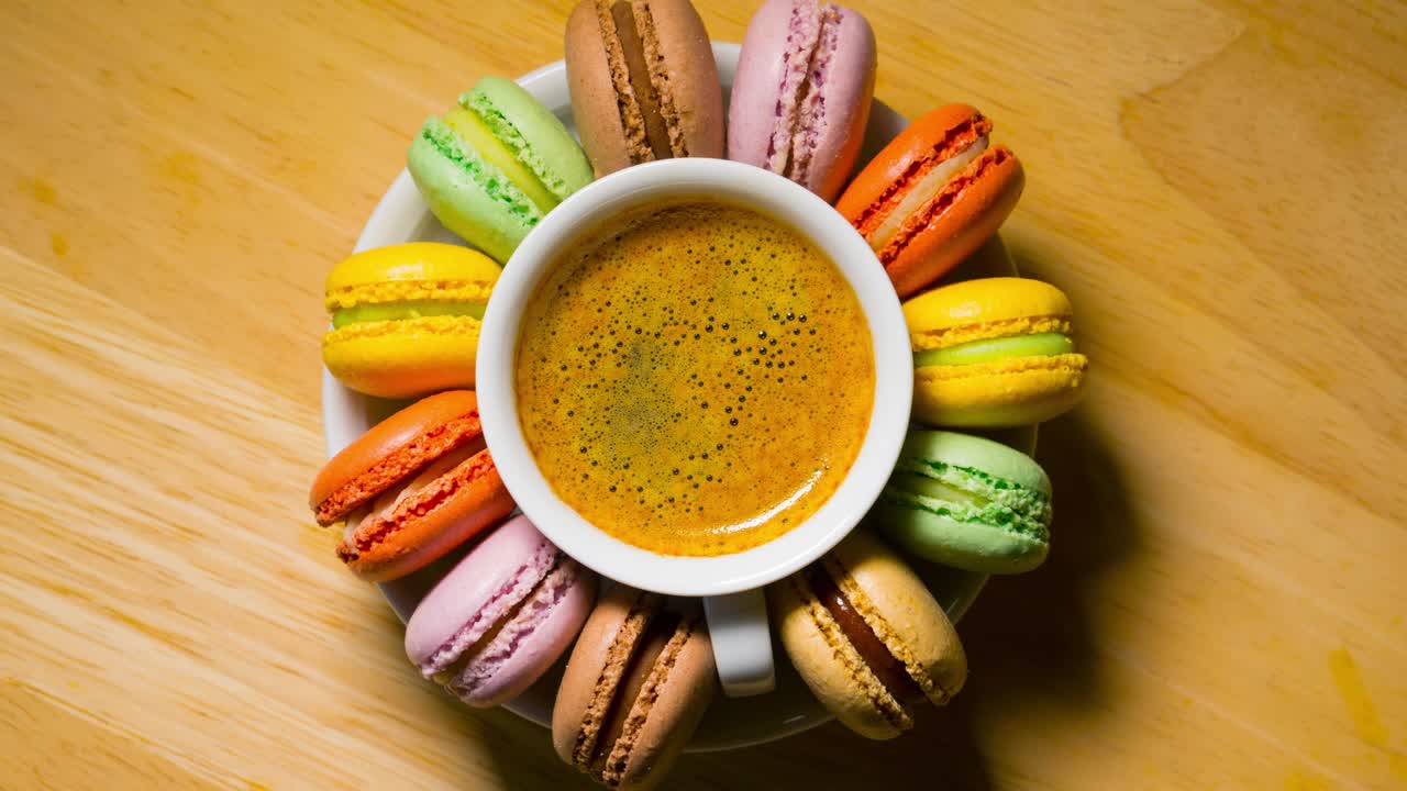 마카룬 쿠키와 커피 컵 회전