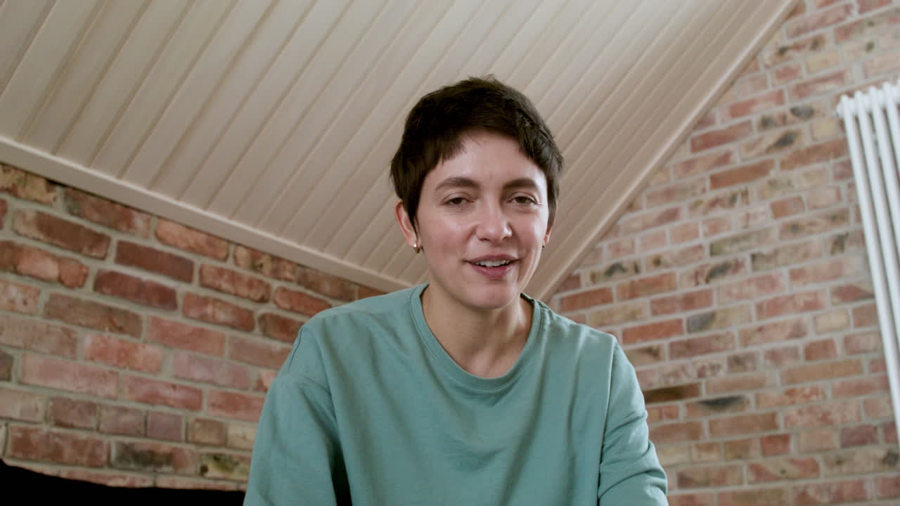 mujer haciendo videollamada en la cama