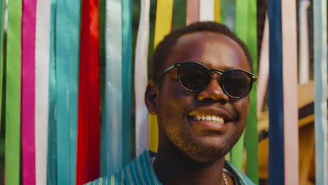 hombre sonriendo en una llamada fotográfica