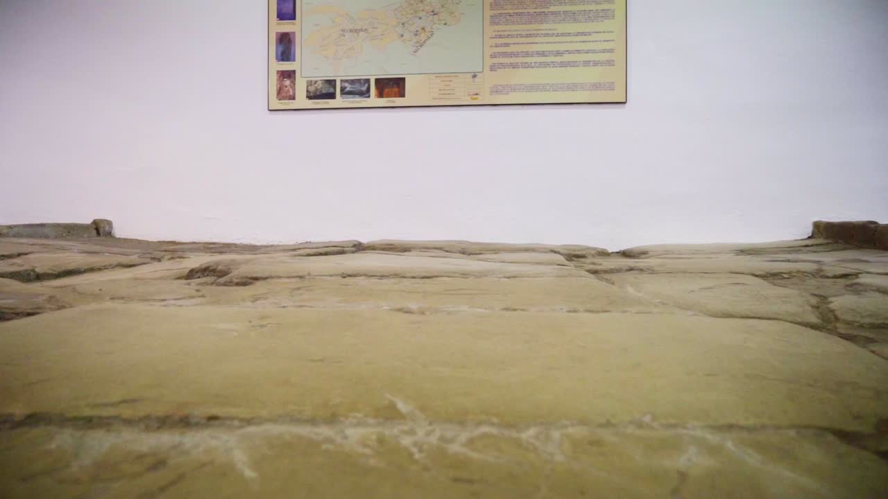 설명판 아래 박물관에 있는 독특한 유형의 돌, 메디나의 로마 거리, 카디스