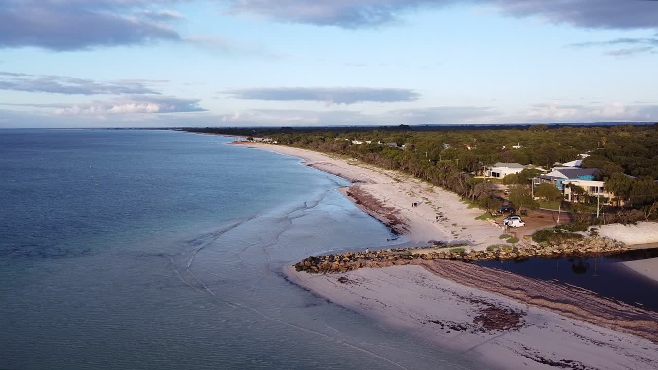 vista panorámica de la playa de busselton al atardecer, con la salida del río