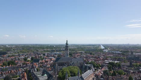 Vuelo-Aéreo-Hacia-Atrás-Sobre-El-Centro-De-La-Ciudad-De-Middelburg-Y-La-Plaza-De-La-Abadía