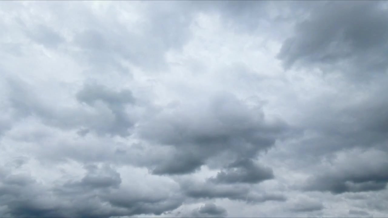 Timelapse de nuvens fofas flutuando por um céu azul aberto, capturando o movimento atmosférico natural, as mudanças climáticas e uma paisagem exterior tranquila.