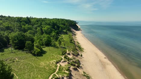 Espectáculo-Orientado-Al-Sur-A-Lo-Largo-De-La-Costa-De-Arena-De-Michigan.