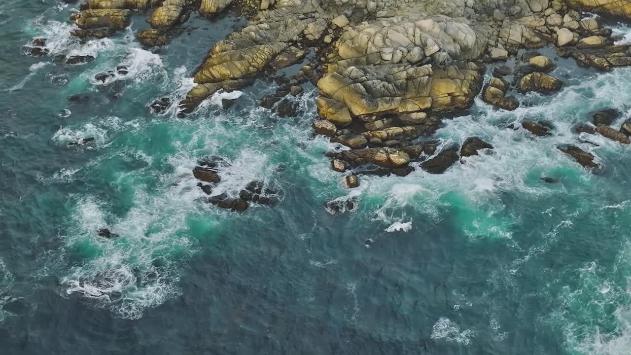 Vista aerea della costa rocciosa e delle onde dell'oceano in California, USA
