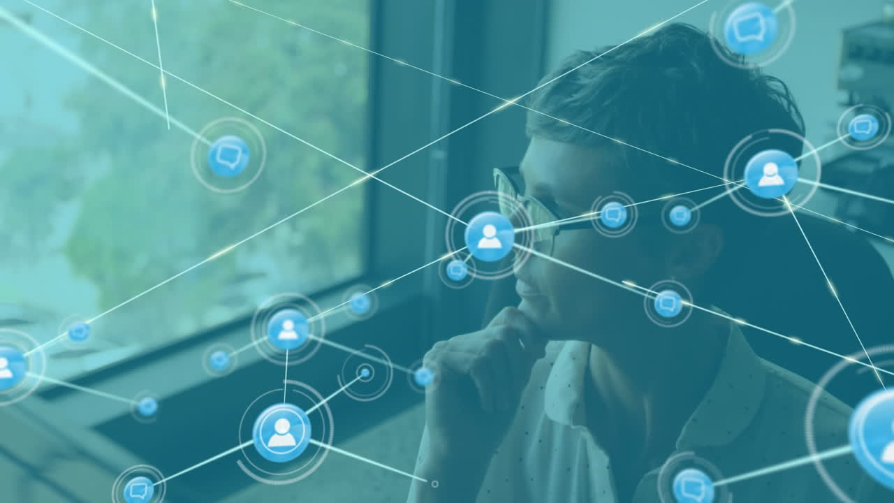 스마트폰을 사용하는 백인 사업가 여성에 대한 아이콘과의 연결 네트워크의 애니메이션