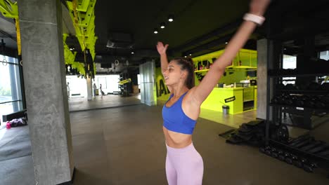 mujer haciendo ejercicio en un gimnasio moderno