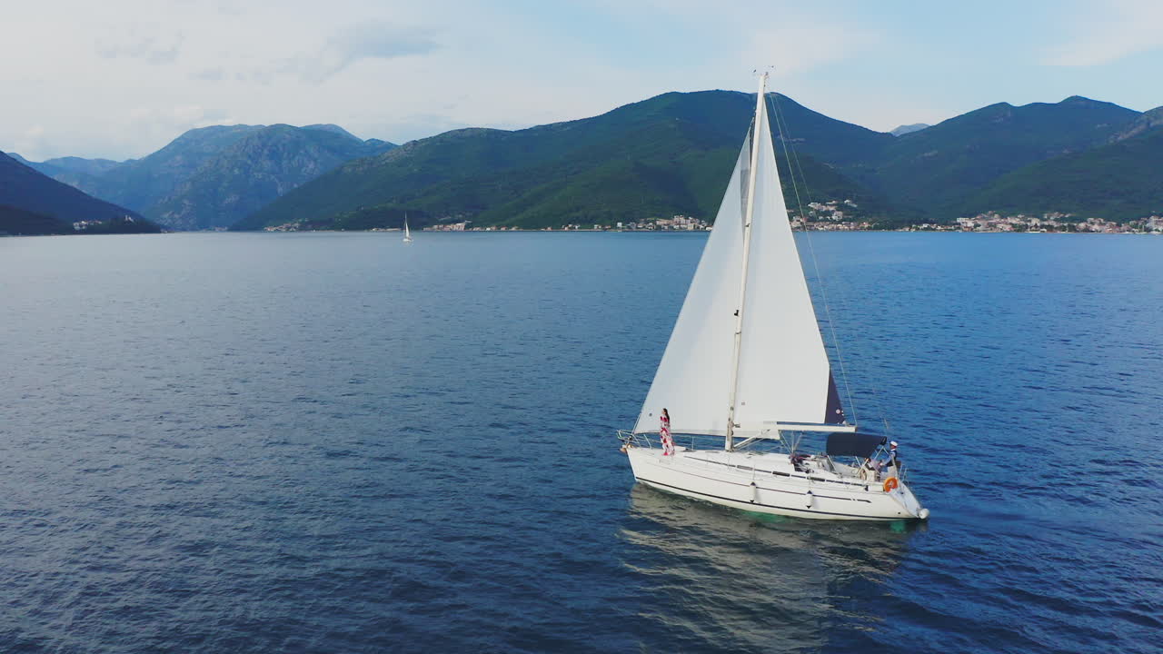 Zeiljacht in een fjord