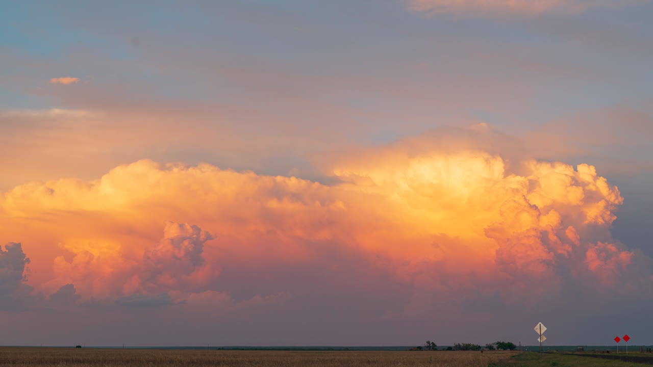놀라운 일몰 조명이 폭풍이 텍사스의 판 ⁇ 들을  ⁇ 고 있습니다.